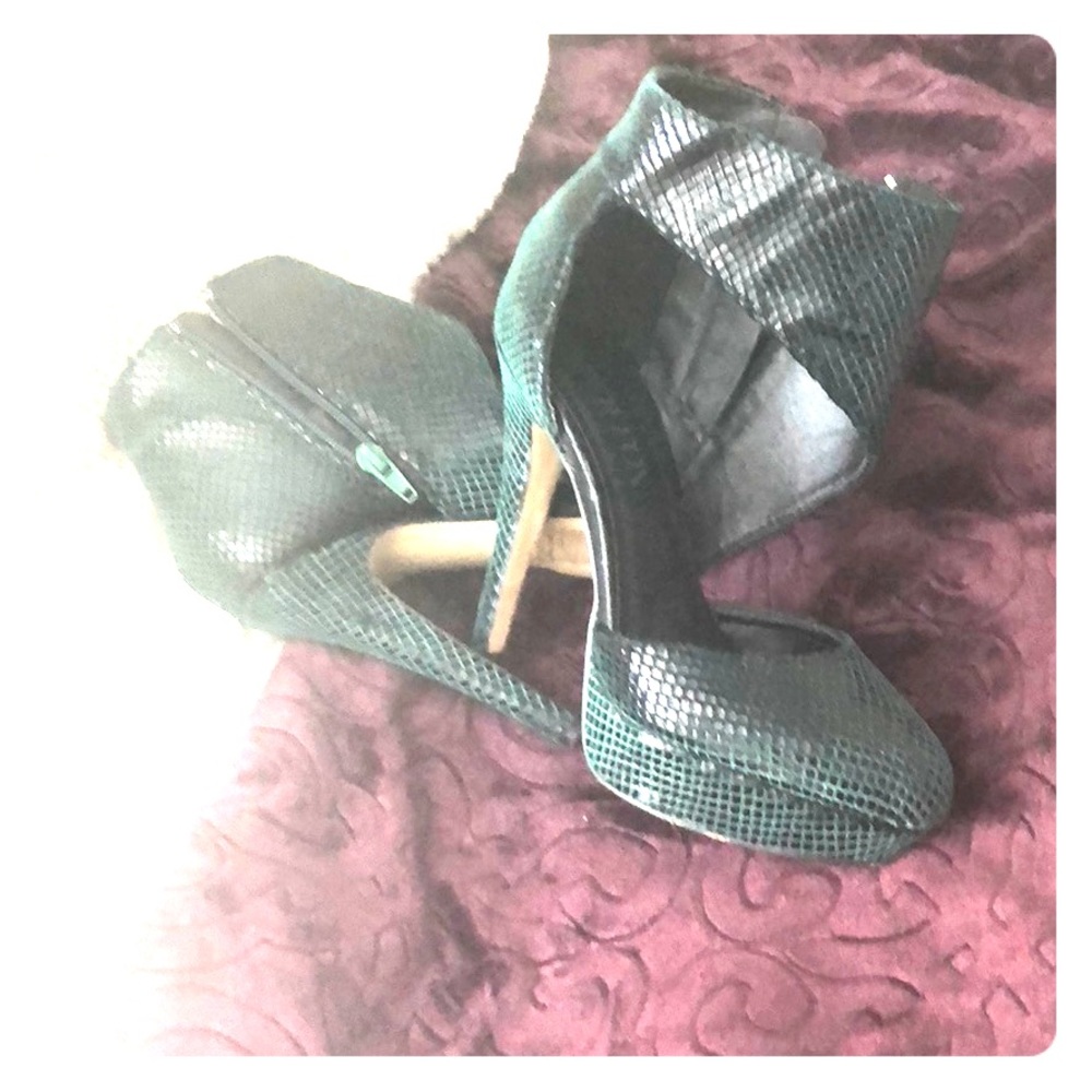 BEAUTIFUL sz 7.5 Emerald heels. Snake inspired